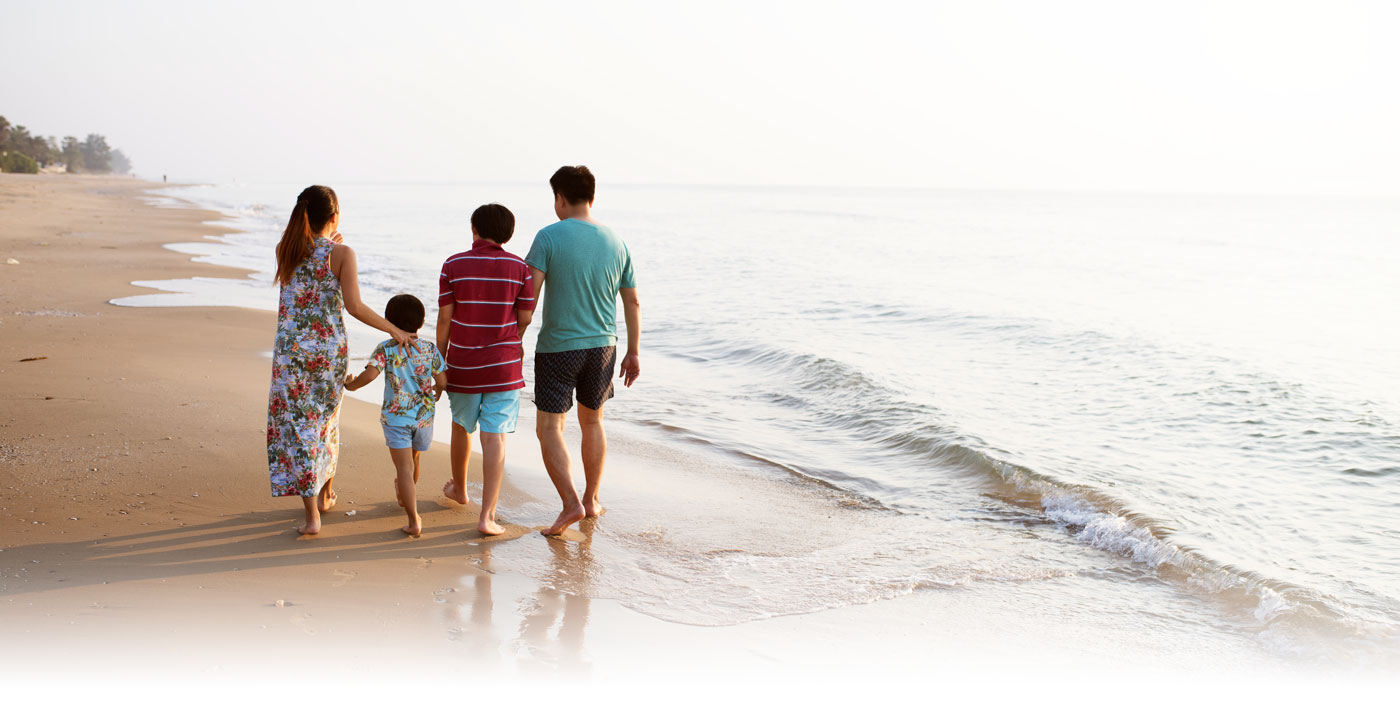 asian-family-beach